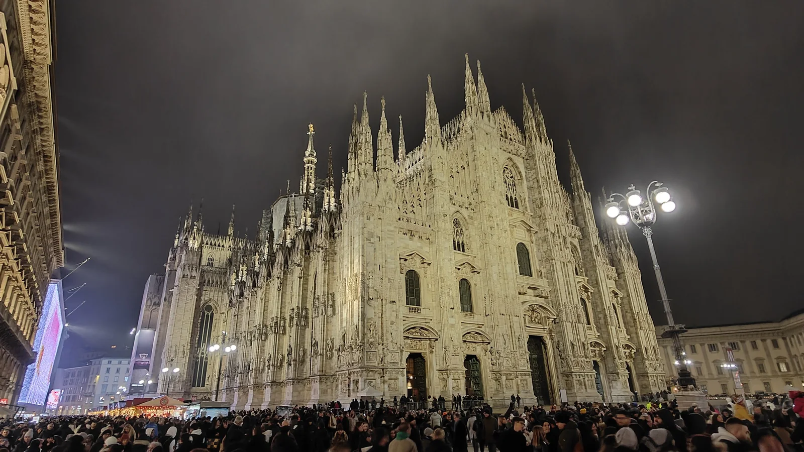 Il Duomo di Milano illuminato, centro finanziario dei pagamenti italiani